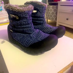 Bogos youth snow boots size 4 unisex